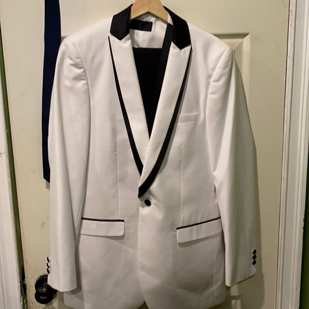 I’m selling this tuxedo I only used it 2 times